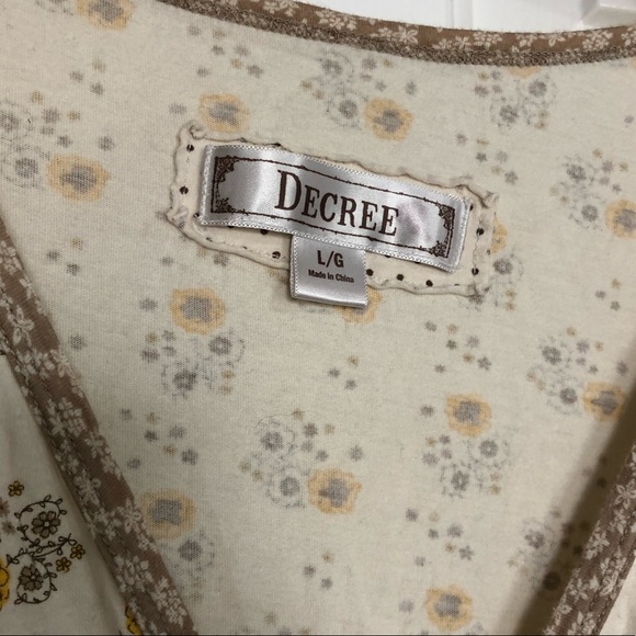 ⭕️DONATED 1/14/20 Floral v-neck top - Picture 4 of 8